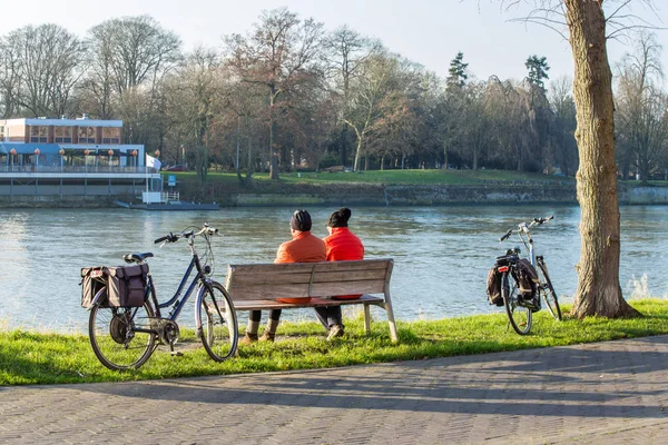 Samotny rowerzysta siedzi na brzegu — Zdjęcie stockowe