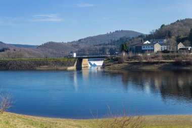 Rur göl güneşli bir günde 