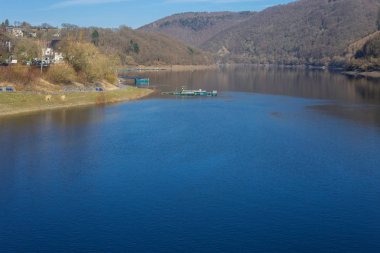 Rur göl güneşli bir günde 