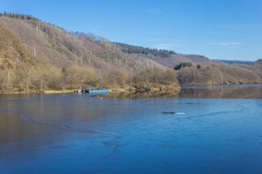Rur göl güneşli bir günde 
