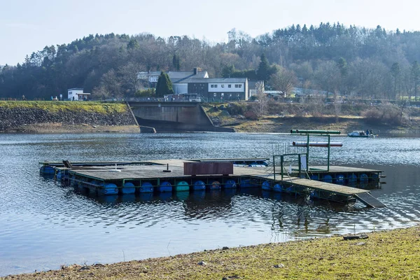 Molo in inverno sulla riva del lago — Foto Stock