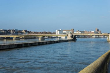 Maas nehri üzerinde yaya köprüsü