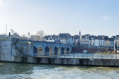 Maas nehri üzerinde yaya köprüsü