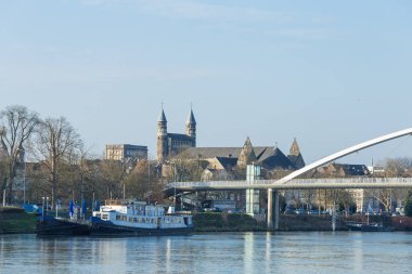 Maas nehri üzerinde yaya köprüsü