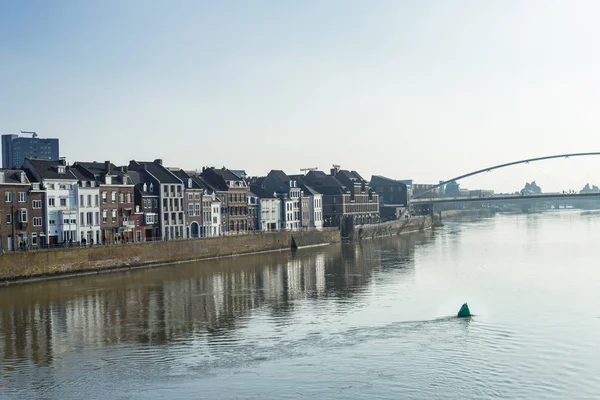 Voetgangers brug over de rivier de Maas — Stockfoto