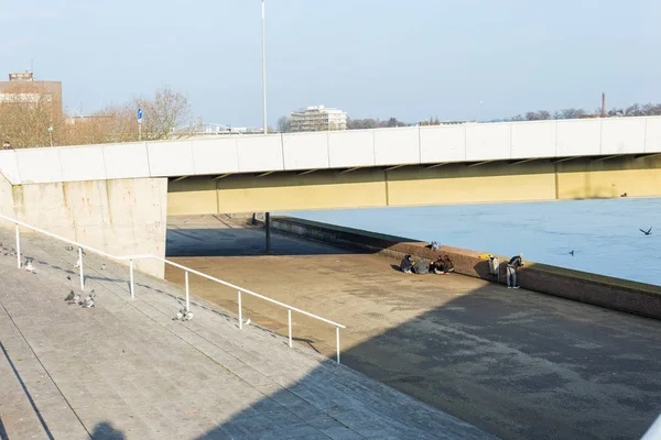 Kładka dla pieszych nad rzeką Maas — Zdjęcie stockowe