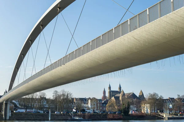 Pont piétonnier au-dessus de la rivière Maas — Photo