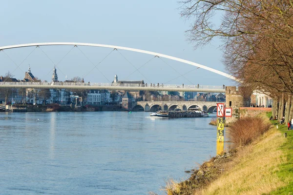 Puente peatonal sobre el río Maas — Foto de Stock