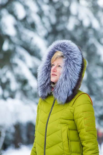 A young woman is walking through the winter forest — Stock Photo, Image