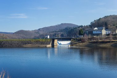 Rur göl güneşli bir günde 