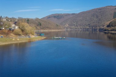 Rur göl güneşli bir günde 