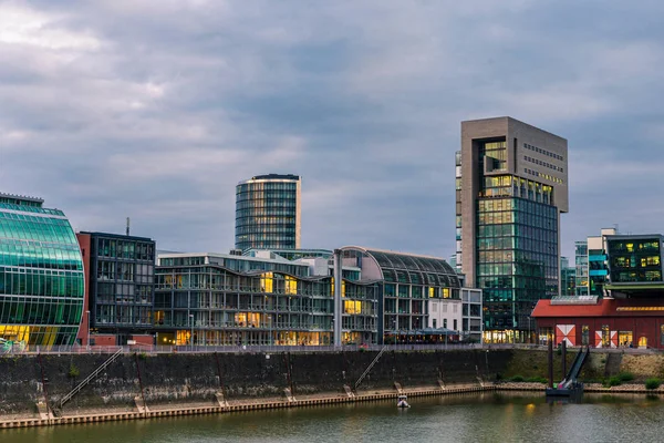 Verschillende moderne hoogbouw gebouwen bevinden zich in Duesseldorfs — Stockfoto