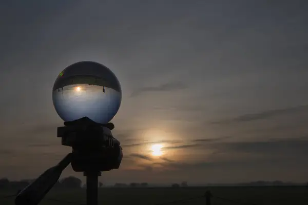 Glas bollen bilder i naturen med träd. — Stockfoto