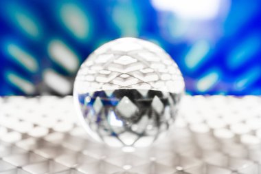 Farklı renk ve desenlere sahip cam top fotoğrafı 