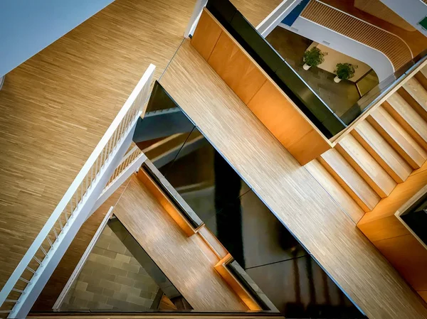 Dřevěné podlahy smíšené s krásným schodištěm — Stock fotografie