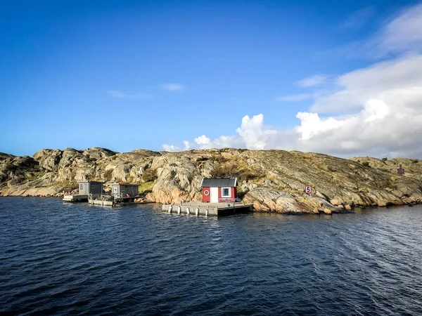 Felsige Insel mit einem schönen roten Haus — Stockfoto