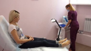 Güzellik ve pedikür salonu. Pedikür spa salonda oluşturma işlemi.