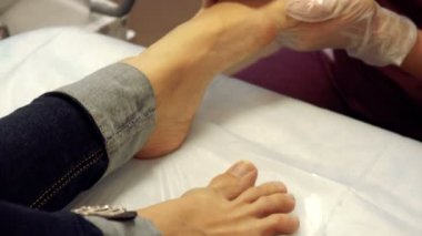 Güzellik ve pedikür salonu. Pedikür spa salonda oluşturma işlemi portre vurdu.