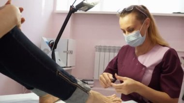 Güzellik ve pedikür salonu. Pedikür spa salonda oluşturma işlemi. Donanım pedikür. Tıp. Batık tırnak tedavisinde. Yükleme parantez Frezera.