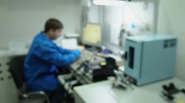 Servis Merkezi. Elektronik Onarım. Akıllı Telefon tamiri. Adam bir akıllı telefon tamiri.