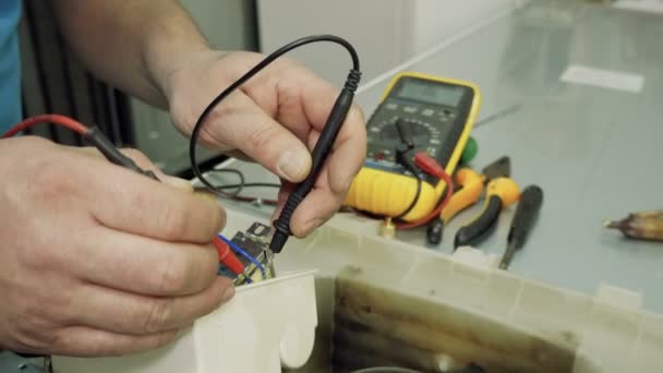 Centro de assistência. Oficinas de reparação electrónica. Um homem repara o frigorífico. Brasagem de alumínio . — Vídeo de Stock