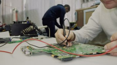 Servis Merkezi. Elektronik Onarım.