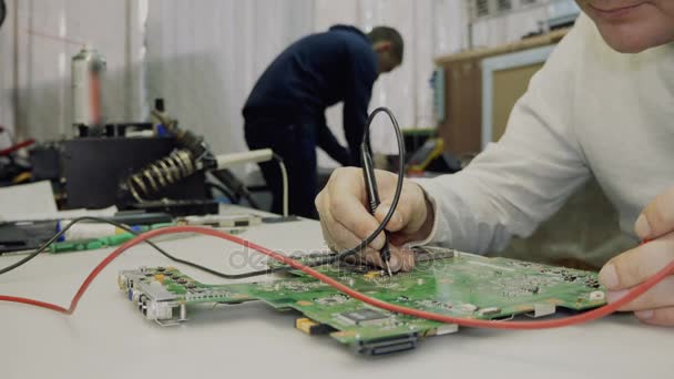 Centro de servicio. Talleres de reparación electrónica . — Vídeo de stock