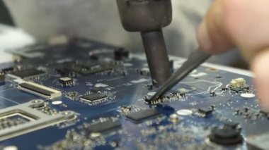 Servis Merkezi. Elektronik Onarım. Eller Close-Up.