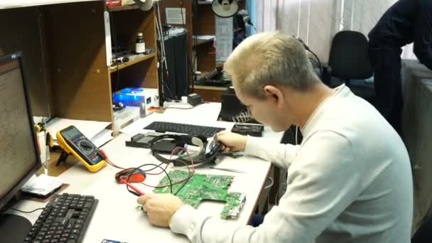 Centro de servicio. Talleres de reparación electrónica . — Vídeo de stock