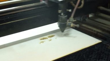 CNC basık yakın çekim. Lazer oyma ahşap üzerine.
