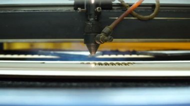 CNC makine kesme ahşap bir lazer ile. CNC makine iş başında. Yakın çekim.