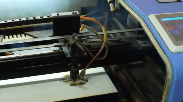 CNC gravar close-up. Gravura a laser em madeira . — Vídeo de Stock