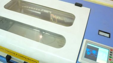 CNC makine kesme ahşap bir lazer ile. CNC makine iş başında. Yakın çekim.