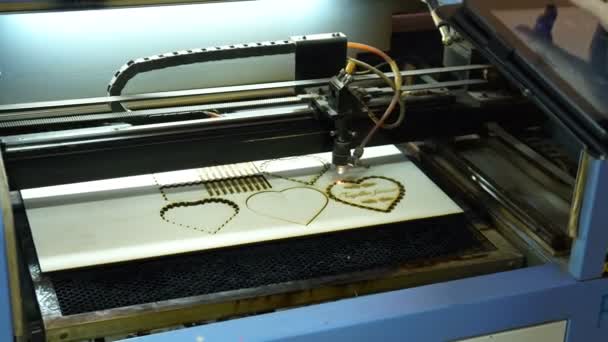 Machine CNC à couper le bois avec un laser. Machine CNC au travail .