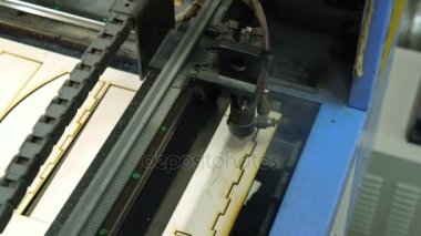 CNC makine kesme ahşap bir lazer ile. CNC makine iş başında. Yakın çekim.