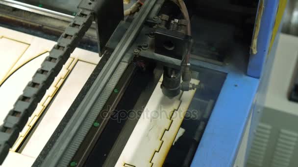 Máquina CNC de corte de madeira com um laser. Máquina CNC no trabalho. Close-up . — Vídeo de Stock