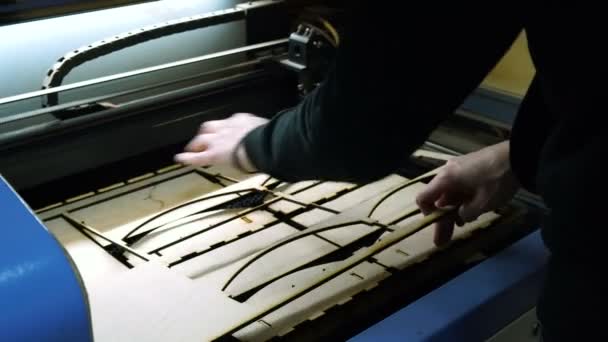 Grabación CNC. Grabado láser en madera. El trabajador supervisa la máquina CNC . — Vídeo de stock
