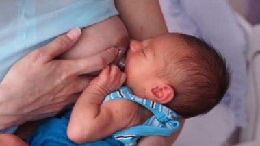 Anne emzirme yakın çekim küçük bebeği silikon meme ucu ile.