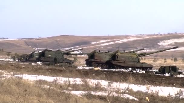 Orenburg Region ロシア 2015年8月5日 ロシア軍のショット2S19 Msta S自走砲 — ストック動画