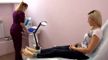 Batık ayak tırnaklarını tedavisinde. Batık tırnak. Doktor bir ayak hastalıkları uzmanı. Donanım pedikür. Podiatry.