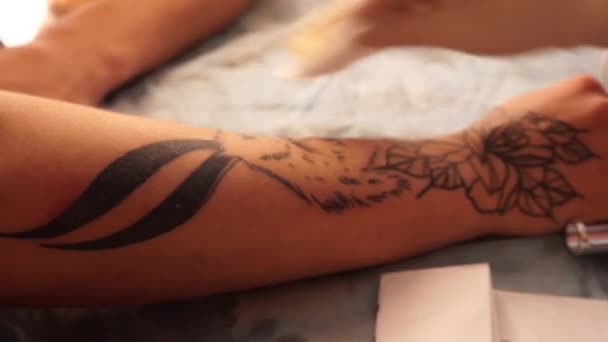 Laser de remoção de tatuagem. Uma jovem garota remove a tatuagem com um laser . — Vídeo de Stock