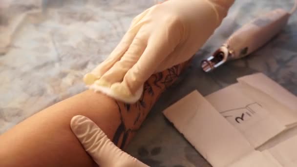 Tatuering Hårborttagning laser. En ung flicka tar bort tatuering med laser. — Stockvideo