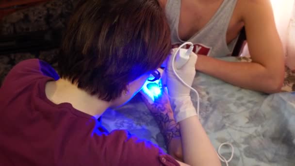 Tatuering Hårborttagning laser. En ung flicka tar bort tatuering med laser. — Stockvideo