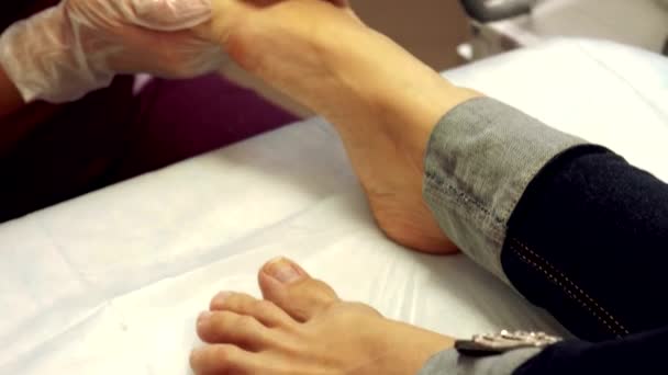 Behandeling voor ingroeiend teennagels. Ingegroeide nagel. De dokter is een podoloog. Hardware pedicure. Podotherapeut. — Stockvideo