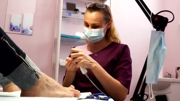 Behandling av Inåtväxande tånaglar. Inåtväxta naglar. Läkaren är en fotvårdsspecialist. Maskinvara pedikyr. Fotvård. — Stockvideo