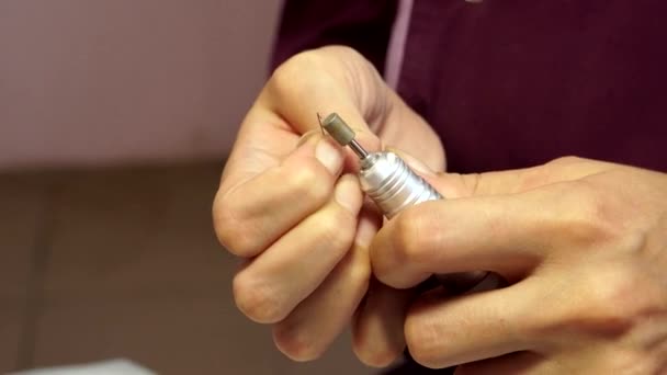 Behandeling voor ingroeiend teennagels. Ingegroeide nagel. De dokter is een podoloog. Hardware pedicure. Podotherapeut. — Stockvideo
