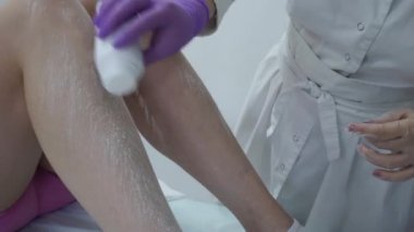 Şeker yapıştırın. Sugaring, Depilasyon. Pürüzsüz bir cilt bacaklar. Şeker ağda.