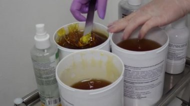 Şeker yapıştırın. Sugaring, Depilasyon. Pürüzsüz bir cilt bacaklar. Şeker ağda.