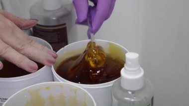 Şeker yapıştırın. Sugaring, Depilasyon. Pürüzsüz bir cilt bacaklar. Şeker ağda.