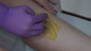 Şeker yapıştırın. Sugaring, Depilasyon. Pürüzsüz bir cilt bacaklar. Şeker ağda.